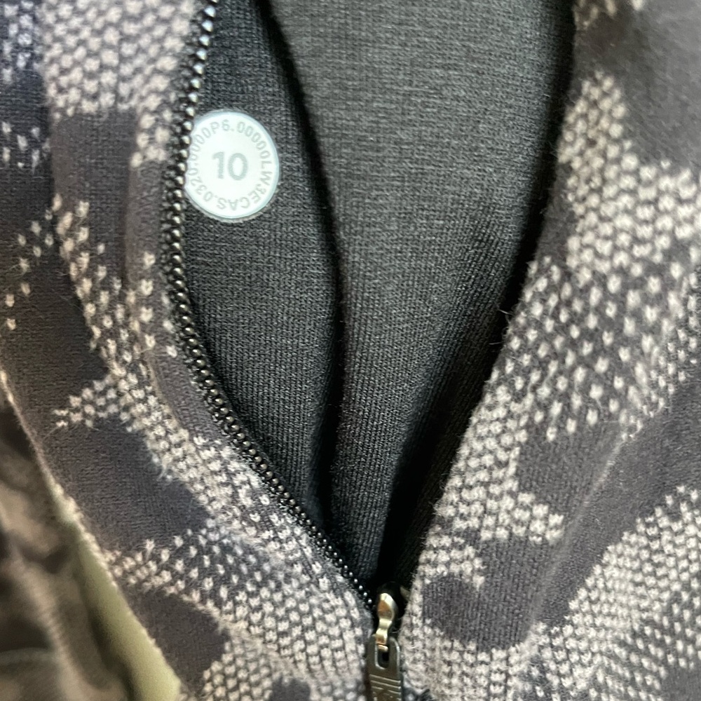 Lululemon (like new!)Heritage Camo Jacquard Black (& gray) Lunar Long Sleeve Top - Picture 7 of 16